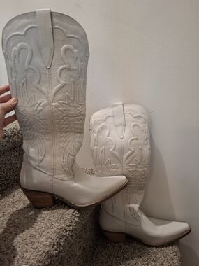 dingo White Western Knee-High Embroidered Leather Boots NWOT.